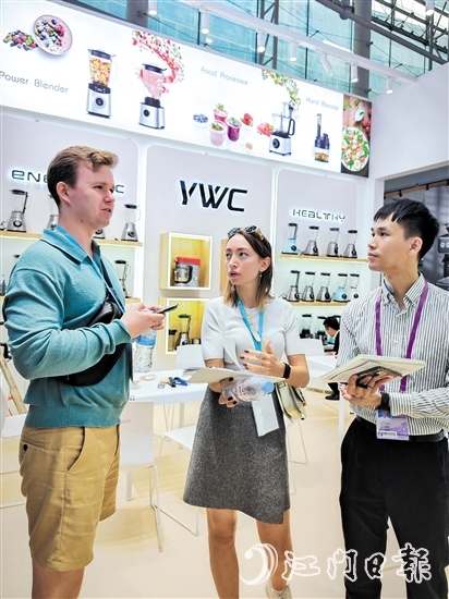 國(guó)外客商在裕威倡電器展位咨詢(xún)產(chǎn)品。