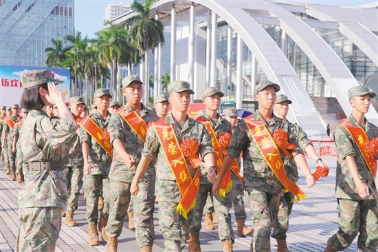 我市舉行隆重的新兵歡送儀式。朱磊磊