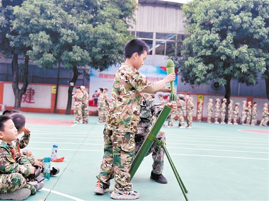 越塘小學(xué)學(xué)生正在體驗(yàn)軍事技能實(shí)操。