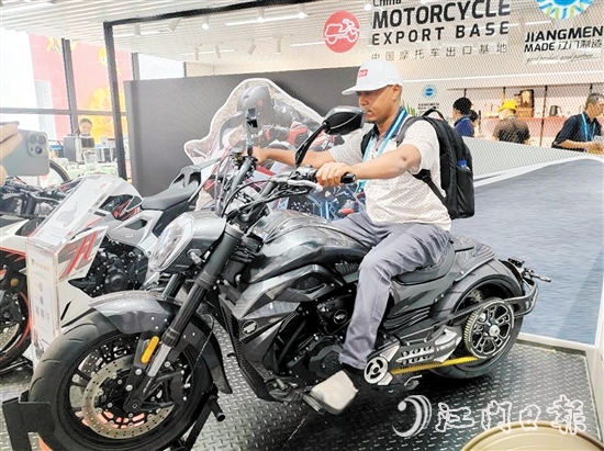 建雅摩托金剛狼800cc大型巡航車炫酷吸睛。鄧少軍