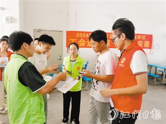 鶴山新業(yè)態(tài)工會代表積極開展政策宣傳。