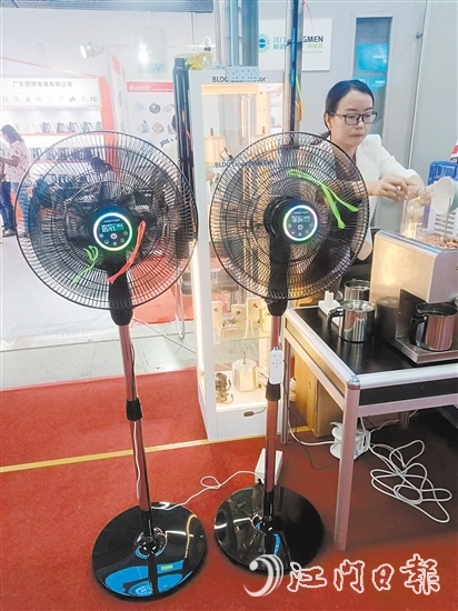 路思拓的“七彩LED燈光+香薰盒+自帶電池”16寸無軸電機風(fēng)扇。