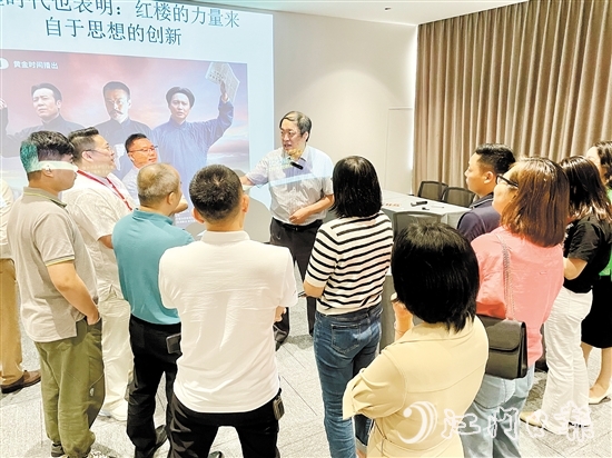 課間休息時間，學(xué)員們也抓緊時間向老師提問。