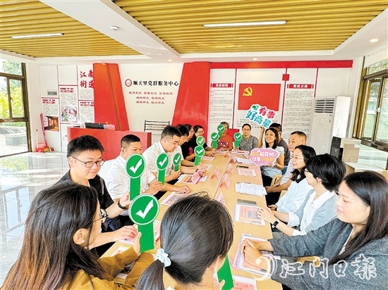 新市民在“新市民議事廳”上給社區(qū)治理提出意見(jiàn)建議。