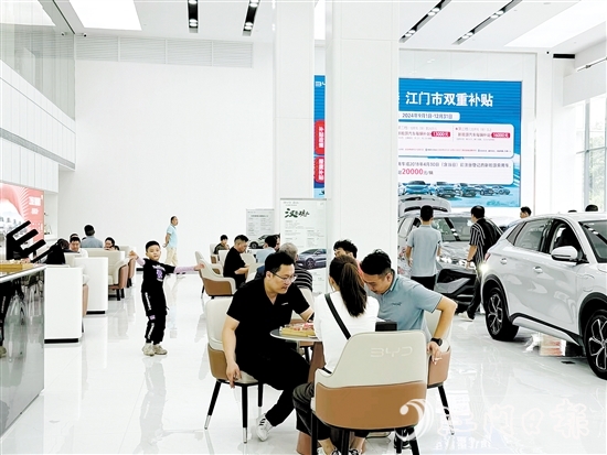 在汽車銷售門店，前來看車購車的市民絡(luò)繹不絕。