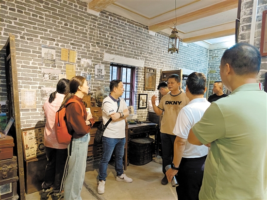 倉東遺產(chǎn)教育基地成為人們了解僑鄉(xiāng)歷史文化的一個平臺，經(jīng)常有人來這里參觀學(xué)習(xí)。