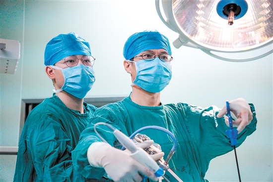醫(yī)生為患者行腹腔鏡下腎上腺瘤切除術。