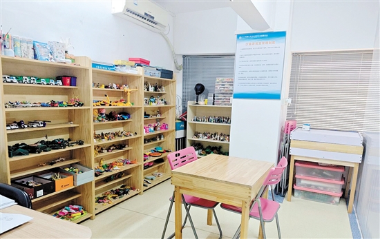 蓬江區(qū)未成年心理危機干預工作站內(nèi)的沙盤游戲室。