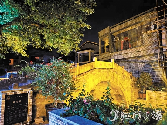 跨龍村歷史文化底蘊(yùn)深厚。圖為有著300余年歷史的跨龍橋“一河兩岸”景色。