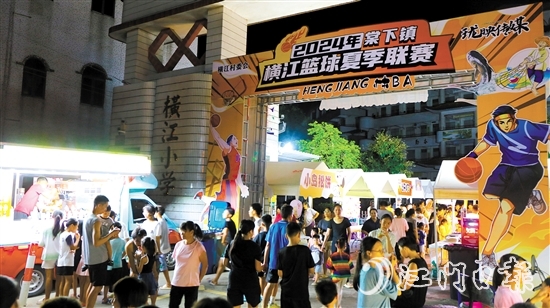 橫江“村BA”的賽場邊開設(shè)了美食夜市，讓觀眾既能看球賽，也能品美食。