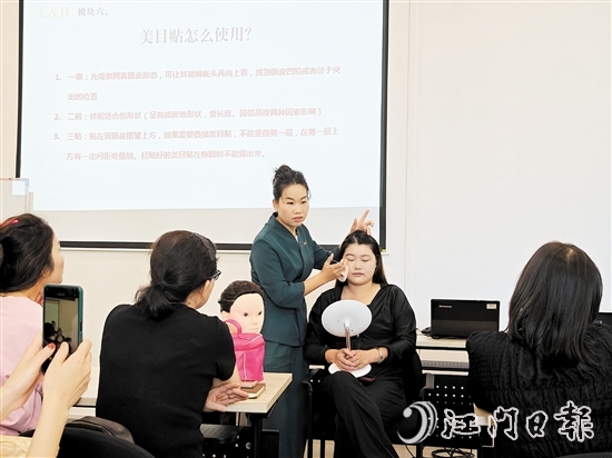 導(dǎo)師向婦女學(xué)員傳授形象化妝技巧。