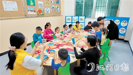 在威東村黨群服務(wù)中心的兒童多功能活動(dòng)室，孩子們正在制作手工燈籠。