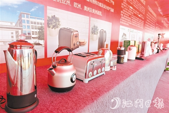 恩平與中山共建的中山（恩平）智能家電產(chǎn)業(yè)園目前已落地10個項目。圖為落地產(chǎn)業(yè)園企業(yè)的產(chǎn)品展示。胡偉杰