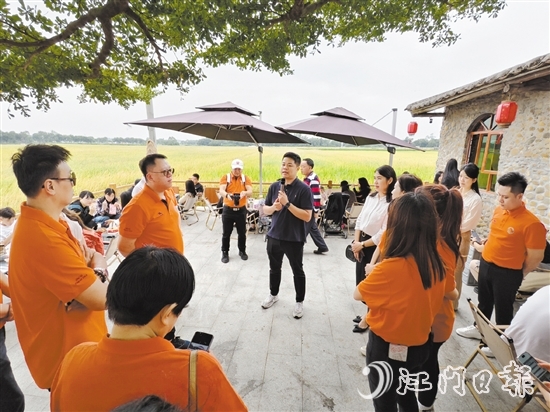 中山青年企業(yè)家一行來到牛江鎮(zhèn)昌梅村，游歷馮如故居，打卡“牛欄咖啡”。