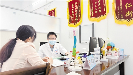 醫(yī)生為帶狀皰疹患者看診。