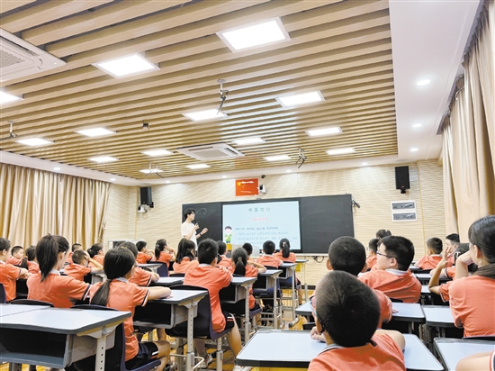 中醫(yī)藥專家走進學校進行中醫(yī)藥文化科普。