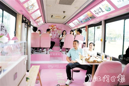 運(yùn)動員和教練員乘坐“三點三下午茶”公交江海專線，感受江海魅力。