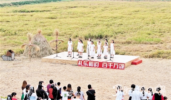 本土表演隊自主編排節(jié)目，以實際行動為鄉(xiāng)村文旅賦能。