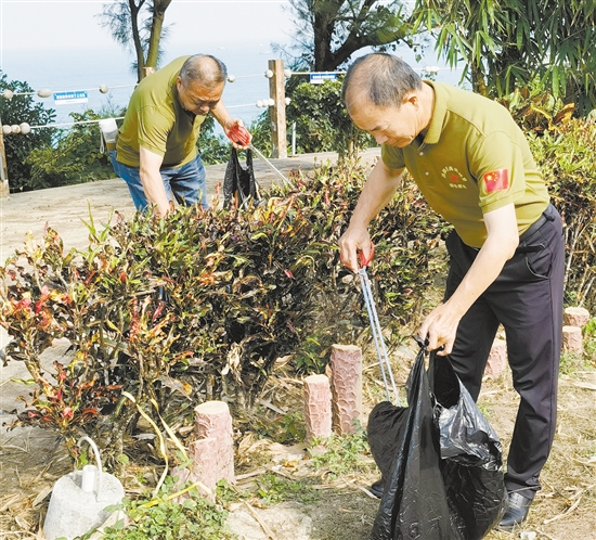 退役軍人志愿者參加環(huán)境整治行動，以實際行動助力“百千萬工程”。