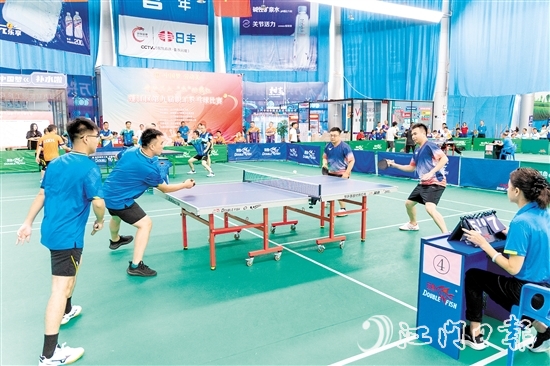 比賽現(xiàn)場(chǎng)，各隊(duì)伍競(jìng)爭(zhēng)激烈，參賽選手不時(shí)秀出精彩球技。