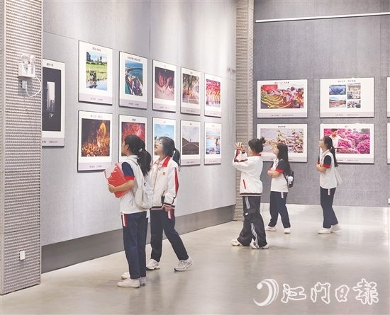 五邑大學(xué)經(jīng)濟(jì)管理學(xué)院學(xué)生們?cè)谟^展。