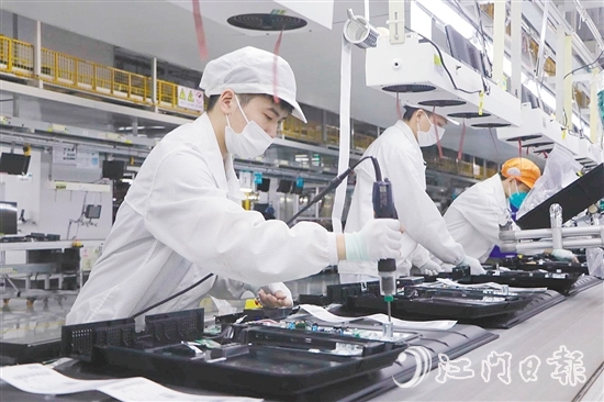 近年來，海信的電視機產(chǎn)品持續(xù)創(chuàng)新，今年在“雙十一”和“以舊換新”的疊加下，銷售大幅增長。