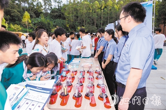 “檢銀?！敝η嗌倌炅私饨鹑谥R。