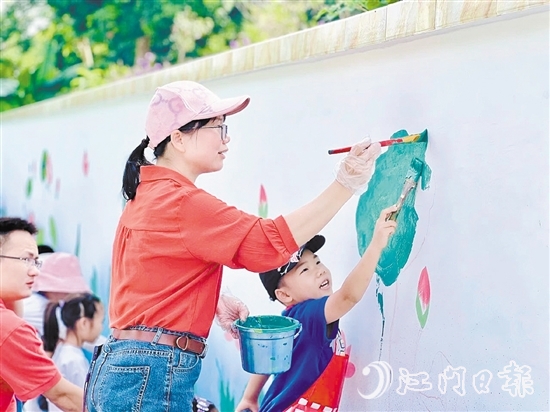 家長和孩子們一起畫蓮。