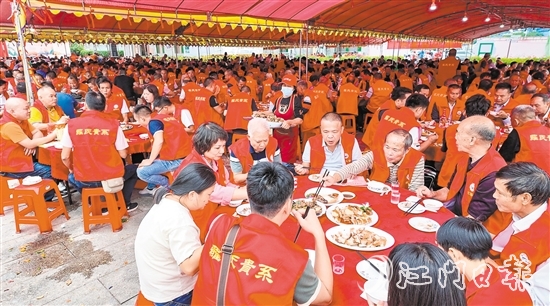 活動設(shè)置了午宴環(huán)節(jié)，在祠堂旁、村道邊安排了230多桌宴席，宗親鄉(xiāng)賢們在此同享家鄉(xiāng)味道、共慶家鄉(xiāng)盛事。