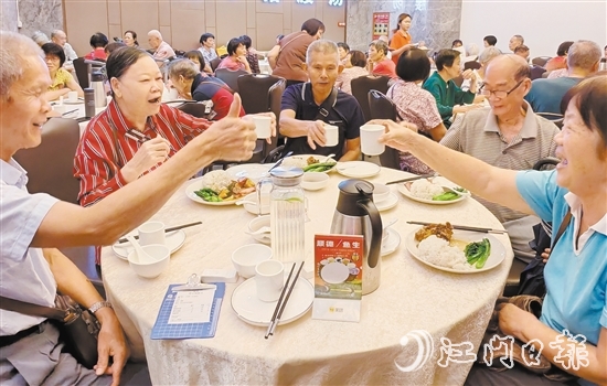 長者樂享舌尖上的幸福滋味。