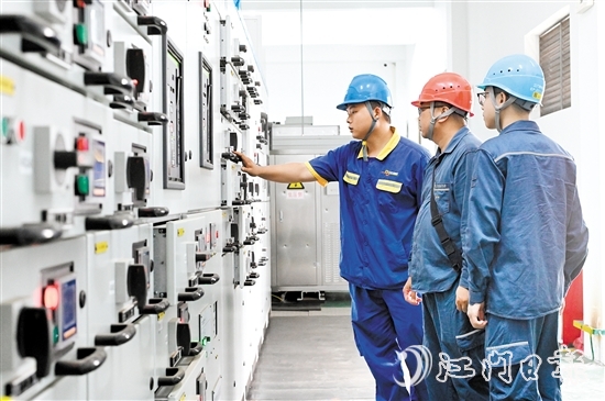 恩平供電局用電檢查人員對(duì)用戶設(shè)備開展安全檢查。