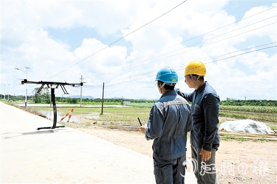 恩平供電局利用專業(yè)無(wú)人機(jī)對(duì)供電線路進(jìn)行檢查。