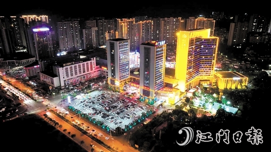 錦江國際新城商圈連接恩平高鐵站的發(fā)展大道兩旁安裝了路燈。
