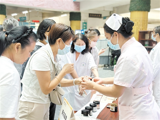 活動(dòng)現(xiàn)場(chǎng)，市民在品嘗膏方。