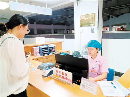 工作人員為來(lái)診市民進(jìn)行分診。