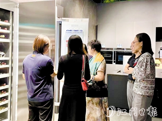 在“以舊換新”補貼的刺激帶動下，市民消費熱情高漲。