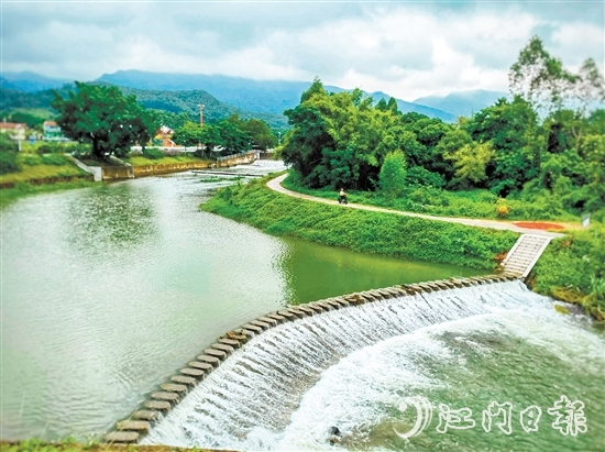 鶴山市完成水系連通及水美鄉(xiāng)村建設試點縣項目工程建設，打造出多個“網紅”水景點。圖為鶴城鎮(zhèn)三堡河五星村段。
