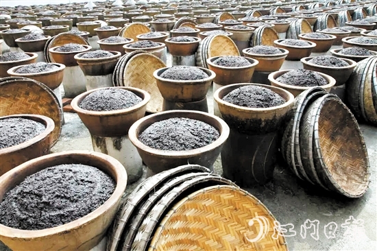 古勞面豉采用天然曬制工藝，且所用器皿都為陶瓷制品。