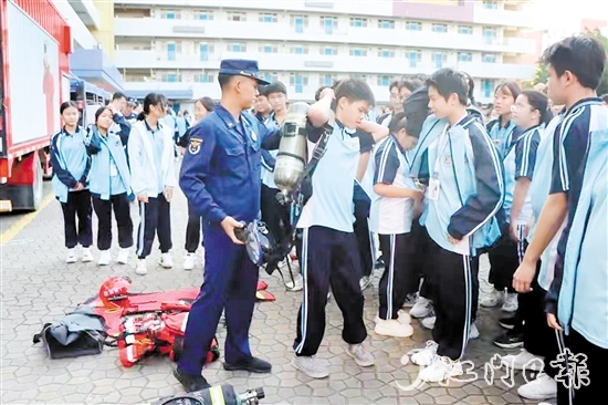 學(xué)生試戴消防救援器材。