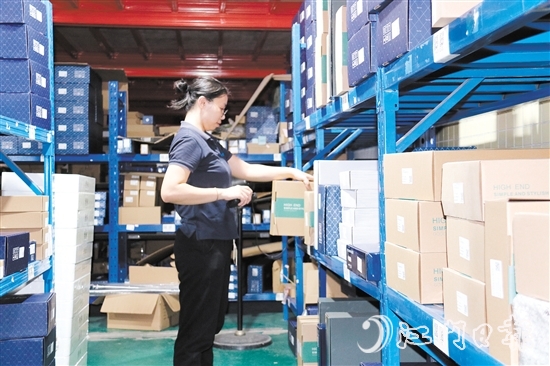 訂單多了，商家忙發(fā)貨。