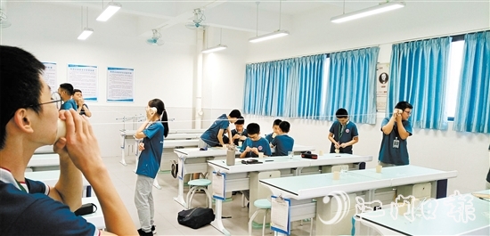 江門一實學生進行科學實驗。