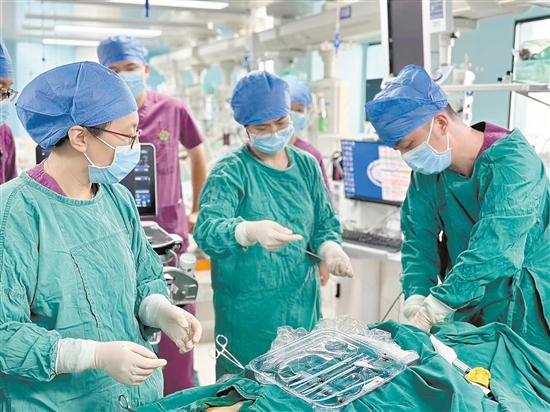 ICU團(tuán)隊為患者上ECMO（人工膜肺）。