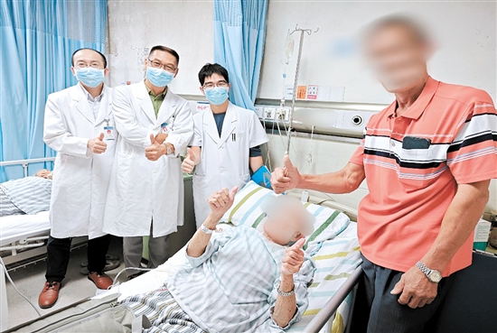 患者及家屬為醫(yī)護(hù)人員點(diǎn)贊。