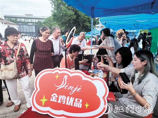 活動現(xiàn)場吸引不少游客圍觀。