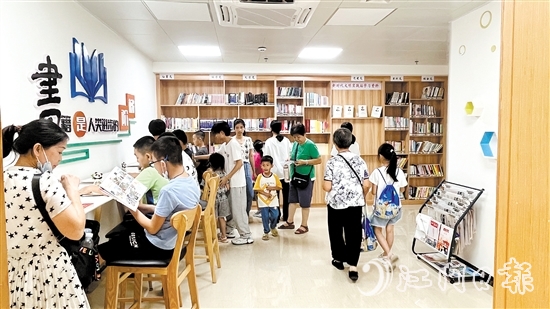 江南街道江翠社區(qū)黨群服務(wù)中心圖書角，一到周末讀者便絡(luò)繹不絕。