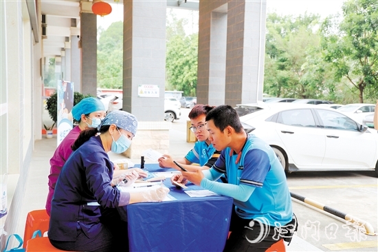 醫(yī)護(hù)人員為新業(yè)態(tài)勞動者進(jìn)行細(xì)致的檢查，并針對他們的工作特點(diǎn)，提供專業(yè)的健康建議和指導(dǎo)。