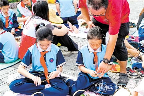 孩子們充分發(fā)揮想象力，制作出一個(gè)個(gè)色彩繽紛、獨(dú)具匠心的樹(shù)葉風(fēng)鈴。