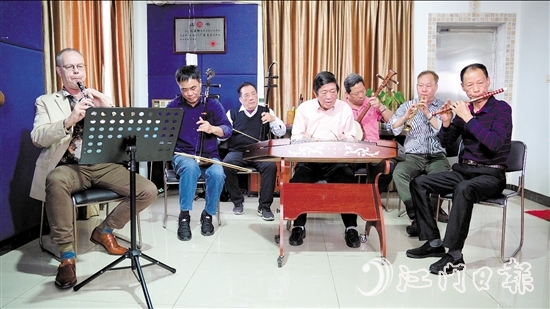 臺(tái)山廣東音樂團(tuán)成員與外國(guó)友人合奏。
