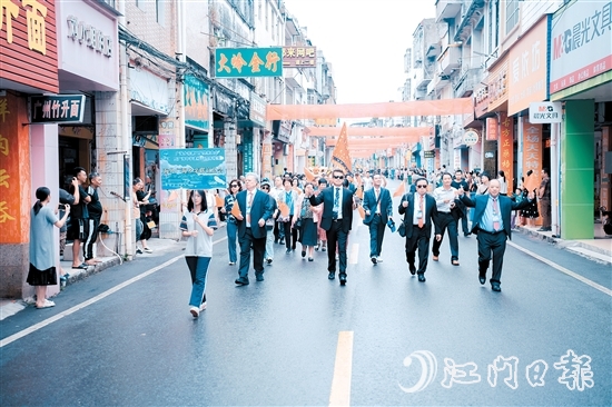 與會(huì)鄉(xiāng)親參加巡游，了解家鄉(xiāng)的變化。