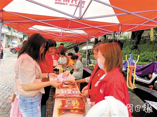 在怡康華庭小區(qū)，志愿者為市民派送“蓬友優(yōu)享”優(yōu)惠券。